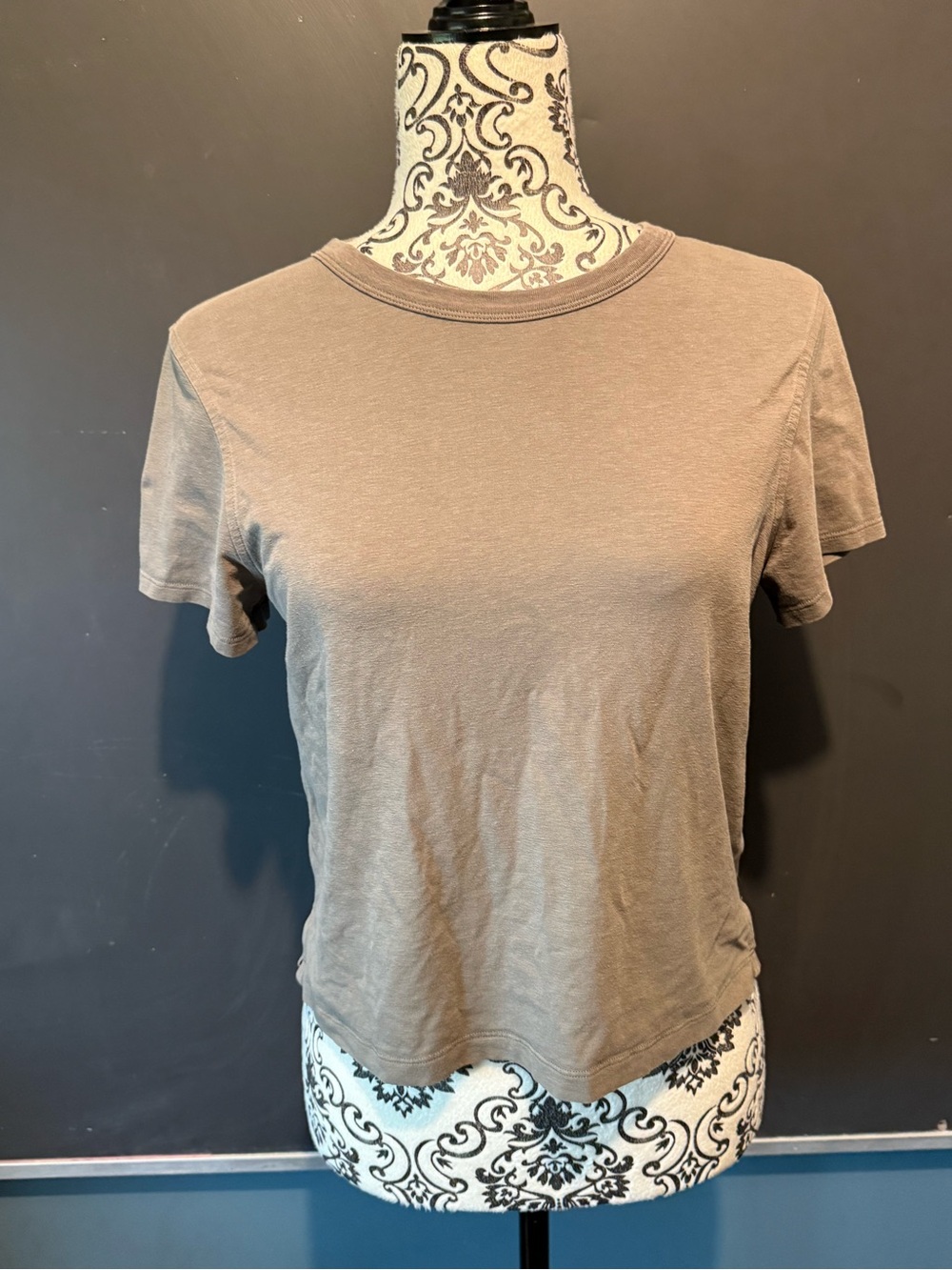 Lululemon Classic Crewneck Women's Tee in Taupe